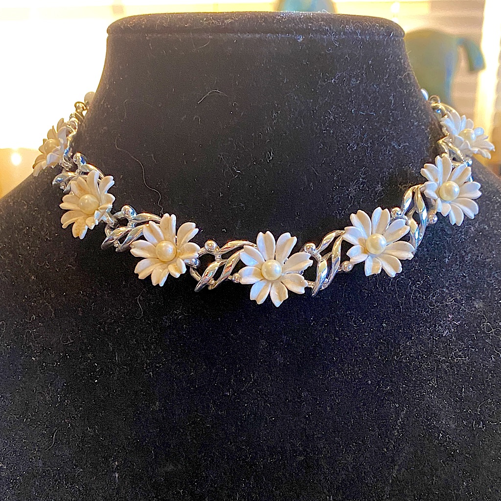 Japan Floral Choker Necklace With White Daisies 38$